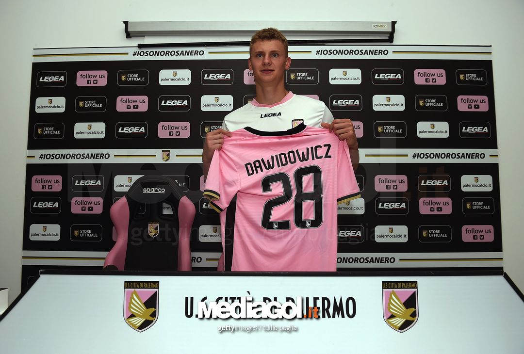  PALERMO, ITALY - AUGUST 07:  Pawel Dawidowicz poses during his presentation as new player of US Citta' di Palermo at Campo Tenente Onorato on August 7, 2017 in Palermo, Italy.  (Photo by Tullio M. Puglia/Getty Images)  