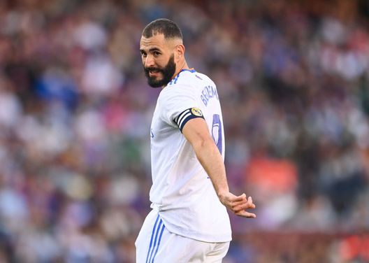 BARCELONA, SPAIN - OCTOBER 24: Karim Benzema of Real Madrid CF looks on during the La Liga Santander match between FC Barcelona and Real Madrid CF at Camp Nou on October 24, 2021 in Barcelona, Spain. (Photo by David Ramos/Getty Images) Benzema, l’uomo che terrorizza i portieri, da record. 11 gol più di Just Fontaine: e anche nel 1959…- immagine 2