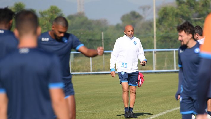 NAPLES, ITALY - OCTOBER 20: Luciano Spalletti of Napoli during a Napoli training session on October 20, 2021 in Naples, Italy. (Photo by SSC NAPOLI/SSC NAPOLI via Getty Images) Il Napoli torna ad allenarsi, Malcuit e Manolas continuano a lavorare a parte - immagine 1