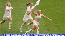 VIDEO / Inghilterra-Germania, Kelly come Brandi Chastain: dopo il gol resta in reggiseno