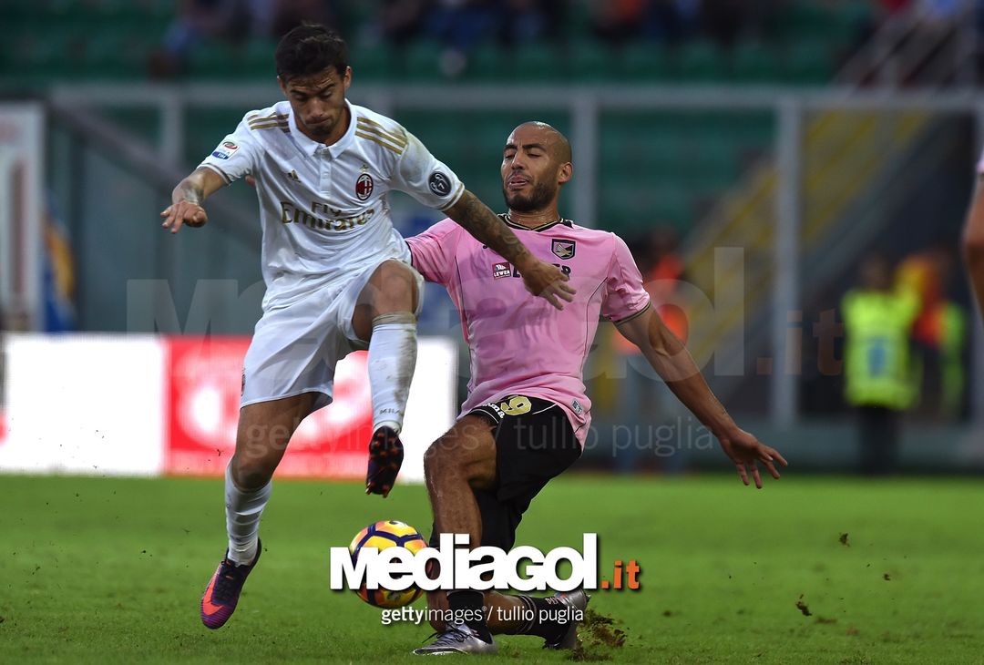  PALERMO, ITALY - NOVEMBER 06: Suso (L)  of Milan and Haitam Aleesami of Palermo compete for the ball during the Serie A match between US Citta di Palermo and AC Milan at Stadio Renzo Barbera on November 6, 2016 in Palermo, Italy.  (Photo by Tullio M. Puglia/Getty Images) 