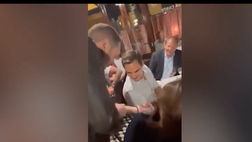 VIDEO / Federer e il fan con il tatuaggio su di lui: “Mi prendi in giro?”