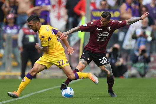 SALERNO, ITALY - APRIL 24: Pasquale Mazzocchi of US Salernitana vies with Nicolas Gonzalez of ACF Fiorentina during the Serie A match between US Salernitana and ACF Fiorentina at Stadio Arechi on April 24, 2022 in Salerno, Italy. (Photo by Francesco Pecoraro/Getty Images) Italia, i convocati di Mancini: nessun calciatore della Fiorentina. Le sorprese- immagine 2