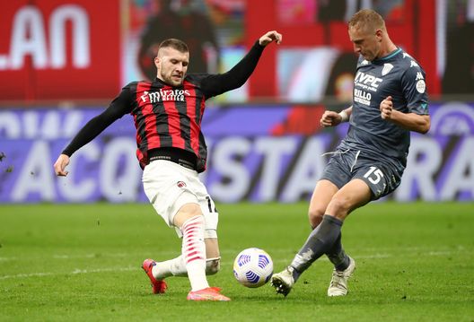 Contrasto tra Rebic e Glik in Milan-Benevento Contrasto tra Rebic e Glik in Milan-Benevento