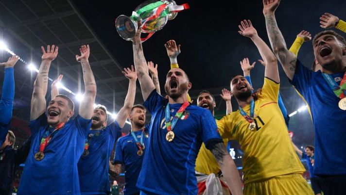 Italy's defender Leonardo Bonucci (C) poses with the European Championship trophy after Italy won the UEFA EURO 2020 final football match between Italy and England at the Wembley Stadium in London on July 11, 2021. (Photo by Laurence Griffiths / POOL / AFP) (Photo by LAURENCE GRIFFITHS/POOL/AFP via Getty Images) Bonucci: “È la notte più bella, porca puttana! Gli inglesi la volevano, ma viene a Roma” - immagine 1