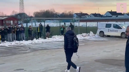 VIDEO Roma, tifoso Bodo lancia palla di neve verso Mourinho: la reazione del tecnico
