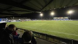 Galles, aiuto non abbiamo portieri in panchina! Il centrocampista para il rigore ma poi perde 2-0…