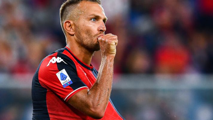 GENOA, ITALY - SEPTEMBER 25: Domenico Criscito of Genoa celebrates after scoring a goal on a penalty kick during the Serie A match between Genoa CFC and Hellas Verona FC at Stadio Luigi Ferraris on September 25, 2021 in Genoa, Italy. (Photo by Getty Images) Secolo XIX: “Criscito si sentiva ai margini ma è rimasto: ora è ai box, quando torna in campo” - immagine 1