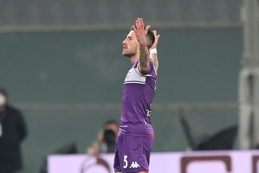 FLORENCE, ITALY - JANUARY 17: Cristiano Biraghi of ACF Fiorentina celebrates after scoring a goal during the Serie A match between ACF Fiorentina and Genoa CFC at Stadio Artemio Franchi on January 17, 2022 in Florence, Italy. (Photo by Gabriele Maltinti/Getty Images) Biraghi: “Non siamo il Real. Qualche mese fa questa partita l’avremmo persa”- immagine 2