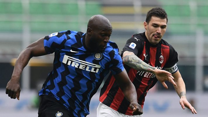 Alessio Romagnoli (difensore e capitano AC Milan), qui contro Romelu Lukaku durante il derby Milan-Inter (Serie A 2020-2021) | News (Getty Images) Alessio Romagnoli (difensore e capitano AC Milan), qui contro Romelu Lukaku durante il derby Milan-Inter (Serie A 2020-2021) | News (Getty Images)
