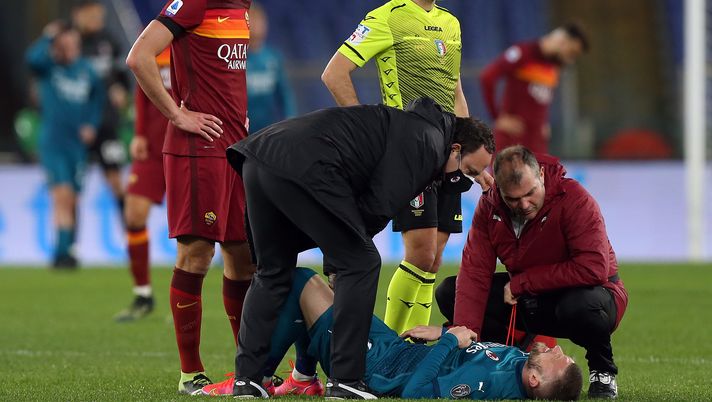 ROME, ITALY - FEBRUARY 28: Ante Rebic of AC Milan receives medical attention during the Serie A match between AS Roma and AC Milan at Stadio Olimpico on February 28, 2021 in Rome, Italy. Sporting stadiums around Italy remain under strict restrictions due to the Coronavirus Pandemic as Government social distancing laws prohibit fans inside venues resulting in games being played behind closed doors. (Photo by Paolo Bruno/Getty Images) ROME, ITALY - FEBRUARY 28: Ante Rebic of AC Milan receives medical attention during the Serie A match between AS Roma and AC Milan at Stadio Olimpico on February 28, 2021 in Rome, Italy. Sporting stadiums around Italy remain under strict restrictions due to the Coronavirus Pandemic as Government social distancing laws prohibit fans inside venues resulting in games being played behind closed doors. (Photo by Paolo Bruno/Getty Images)
