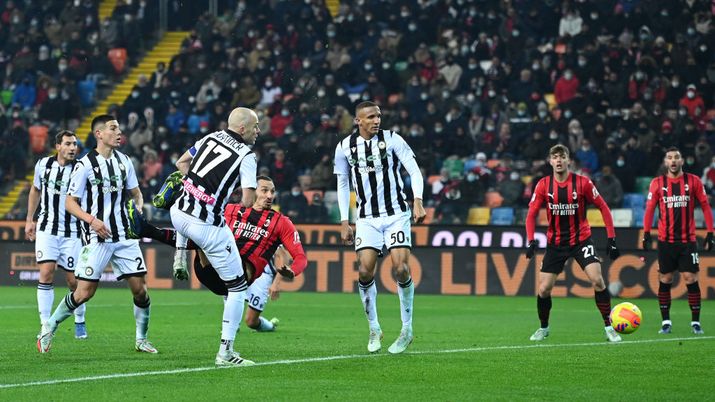 UDINE, ITALY - DECEMBER 11: Zlatan Ibrahimovic of AC Milan scores their side's first goal during the Serie A match between Udinese Calcio and AC Milan at Dacia Arena on December 11, 2021 in Udine, Italy. (Photo by Alessandro Sabattini/Getty Images) Ibra salva il Milan nel recupero ed evita il ko a Pioli - immagine 1
