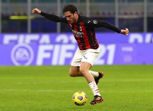  MILAN, ITALY - JANUARY 09: Davide Calabria of AC Milan in action during the Serie A match between AC Milan and Torino FC at Stadio Giuseppe Meazza on January 9, 2021 in Milan, Italy. Sporting stadiums around Italy remain under strict restrictions due to the Coronavirus Pandemic as Government social distancing laws prohibit fans inside venues resulting in games being played behind closed doors. (Photo by Marco Luzzani/Getty Images) 