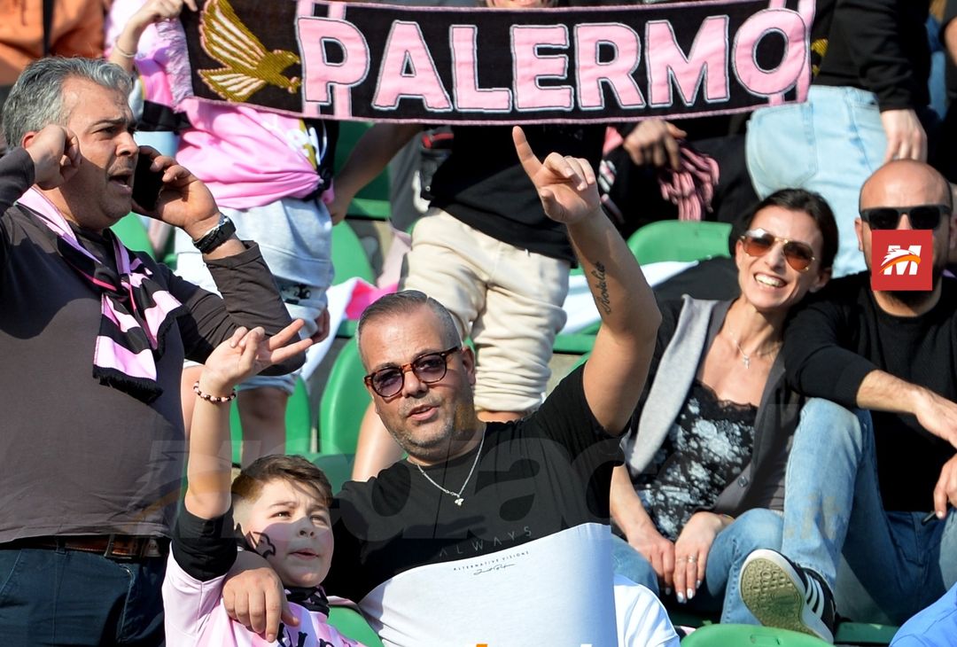 FOTOTIFO Palermo-Como 3-0, gli scatti ai tifosi al “Renzo Barbera” (GALLERY) - immagine 153