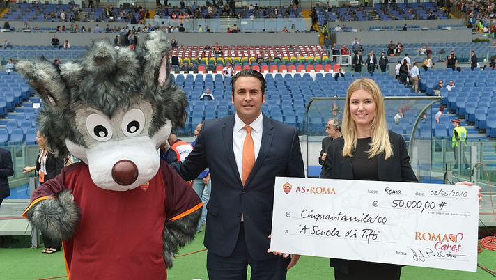 ROME, ITALY - MAY 08:  AS Roma NEO Italo Zanzi donates 50000 euros for the progect scuola di tifo during the Serie A match between AS Roma and AC Chievo Verona at Stadio Olimpico on May 8, 2016 in Rome, Italy.  (Photo by Luciano Rossi/AS Roma via Getty Images) 
