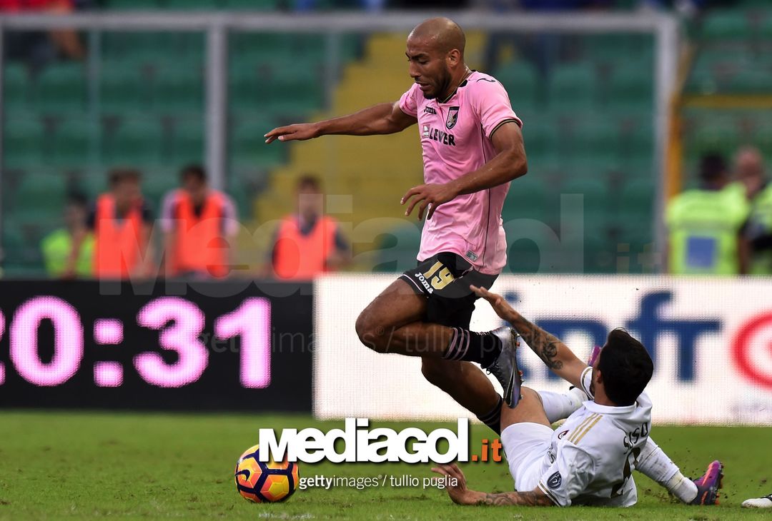  PALERMO, ITALY - NOVEMBER 06:  Haitam Aleesami of Palermo is challenged by Suso of Milan during the Serie A match between US Citta di Palermo and AC Milan at Stadio Renzo Barbera on November 6, 2016 in Palermo, Italy.  (Photo by Tullio M. Puglia/Getty Images) 