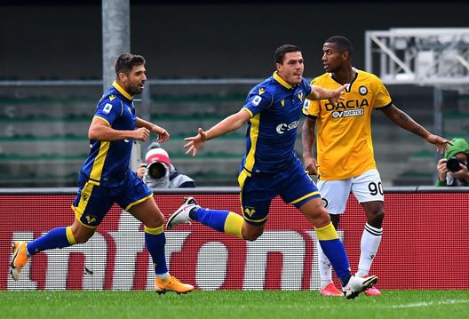 VERONA, ITALY - SEPTEMBER 27: Andrea Favilli of Hellas Verona celebrates after scoring the opening goal with team mates during the Serie A match between Hellas Verona FC and Udinese Calcio at Stadio Marcantonio Bentegodi on September 27, 2020 in Verona, Italy. (Photo by Alessandro Sabattini/Getty Images) VERONA, ITALY - SEPTEMBER 27: Andrea Favilli of Hellas Verona celebrates after scoring the opening goal with team mates during the Serie A match between Hellas Verona FC and Udinese Calcio at Stadio Marcantonio Bentegodi on September 27, 2020 in Verona, Italy. (Photo by Alessandro Sabattini/Getty Images)