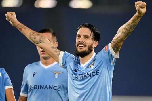 ROME, ITALY - NOVEMBER 07: Luis Alberto of SS Lazio celebrates after scoring the third goal of his team with his teammates during the Serie A match between SS Lazio v US Salernitana on November 07, 2021 in Rome, Italy. (Photo by Marco Rosi - SS Lazio/Getty Images ) Consigli Fantacalcio, 5 centrocampisti per la 13a giornata: Soriano cerca il primo gol, Aramu promosso- immagine 6