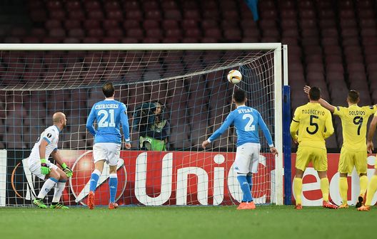 NAPLES, ITALY - FEBRUARY 25:  Villareal's player Tomas Pina scores the goal of 1-1 during the UEFA Europa League Round of 32 second leg match between SSC Napoli and Villarreal FC on February 25, 2016 in Naples, Italy.  (Photo by Francesco Pecoraro/Getty Images) 