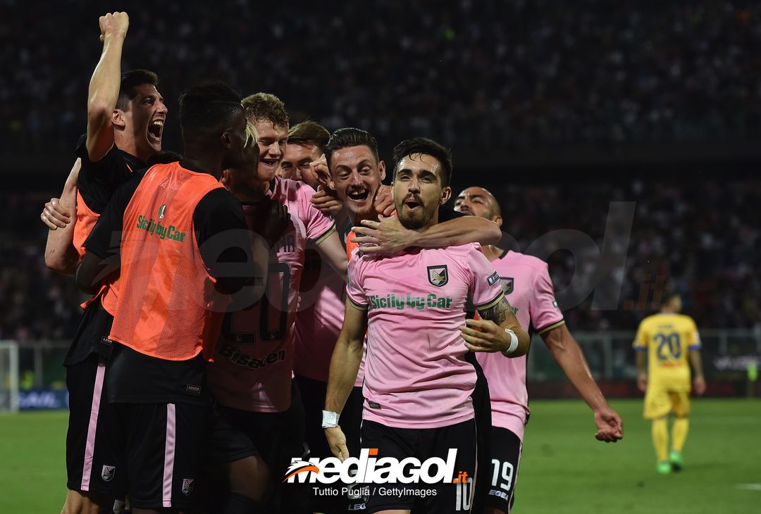  PALERMO, ITALY - JUNE 13:  Players of Palermo celebrate  after Emanuele Terranova of Frosinone scoring an own goal during the serie B playoff match final between US Citta di Palermo and Frosinone Calcio at Stadio Renzo Barbera on June 13, 2018 in Palermo, Italy.  (Photo by Tullio M. Puglia/Getty Images) 