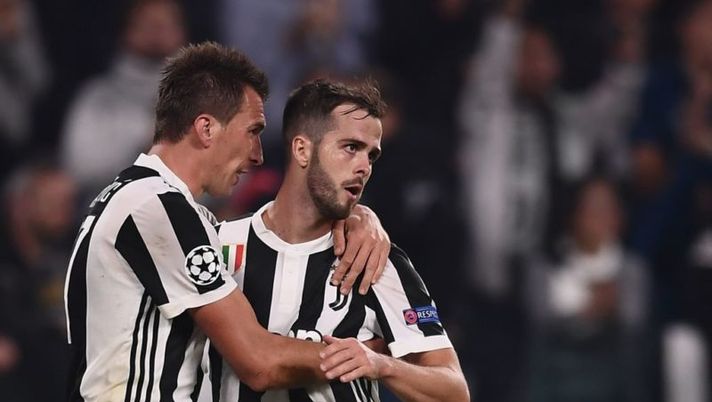 Juventus' forward from Croatia Mario Mandzukic (L) celebrates with Juventus midfielder Miralem Pjanic after scoring during the UEFA Champions League Group D football match Juventus vs Sporting CP at the Juventus stadium on October 17, 2017 in Turin. Juventus won 2-1. / AFP PHOTO / Marco BERTORELLO (Photo credit should read MARCO BERTORELLO/AFP/Getty Images) Juve, buone notizie per Pjanic e Mandzukic verso il Napoli. Ma si ferma Sturaro - immagine 1