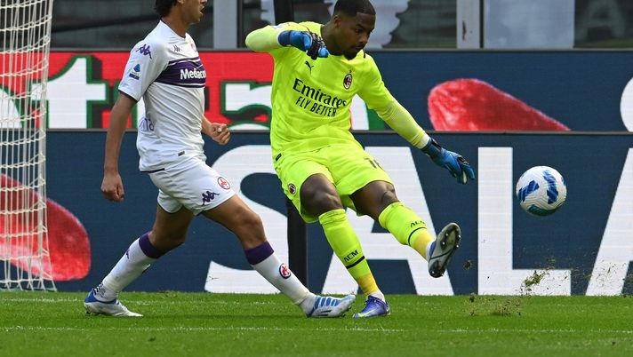 MILAN, ITALY - MAY 01: Mike Maignan of AC Milan in action during the Serie A match between AC Milan and ACF Fiorentina at Stadio Giuseppe Meazza on May 01, 2022 in Milan, Italy. (Photo by Claudio Villa/AC Milan via Getty Images) MILAN, ITALY - MAY 01: Mike Maignan of AC Milan in action during the Serie A match between AC Milan and ACF Fiorentina at Stadio Giuseppe Meazza on May 01, 2022 in Milan, Italy. (Photo by Claudio Villa/AC Milan via Getty Images)