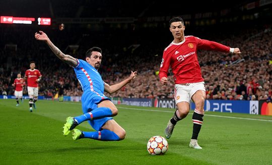 MANCHESTER, ENGLAND - MARCH 15: Stefan Savic of Atletico Madrid challenges Cristiano Ronaldo of Manchester United during the UEFA Champions League Round Of Sixteen Leg Two match between Manchester United and Atletico Madrid at Old Trafford on March 15, 2022 in Manchester, England. (Photo by Michael Regan/Getty Images) CR7, sticker…da record: la sua figurina ai tempi dello Sporting venduta per 80mila dollari- immagine 2