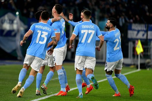 ROME, ITALY - JANUARY 29: Nicolò Casale of SS Lazio celebrates a opening goal with his team mates during the Serie A match between SS Lazio and ACF Fiorentina at Stadio Olimpico on January 29, 2023 in Rome, Italy. (Photo by Marco Rosi - SS Lazio/Getty Images) Marusic al 45′: “Dobbiamo continuare a dare il 100% e fare un altro gol”- immagine 2