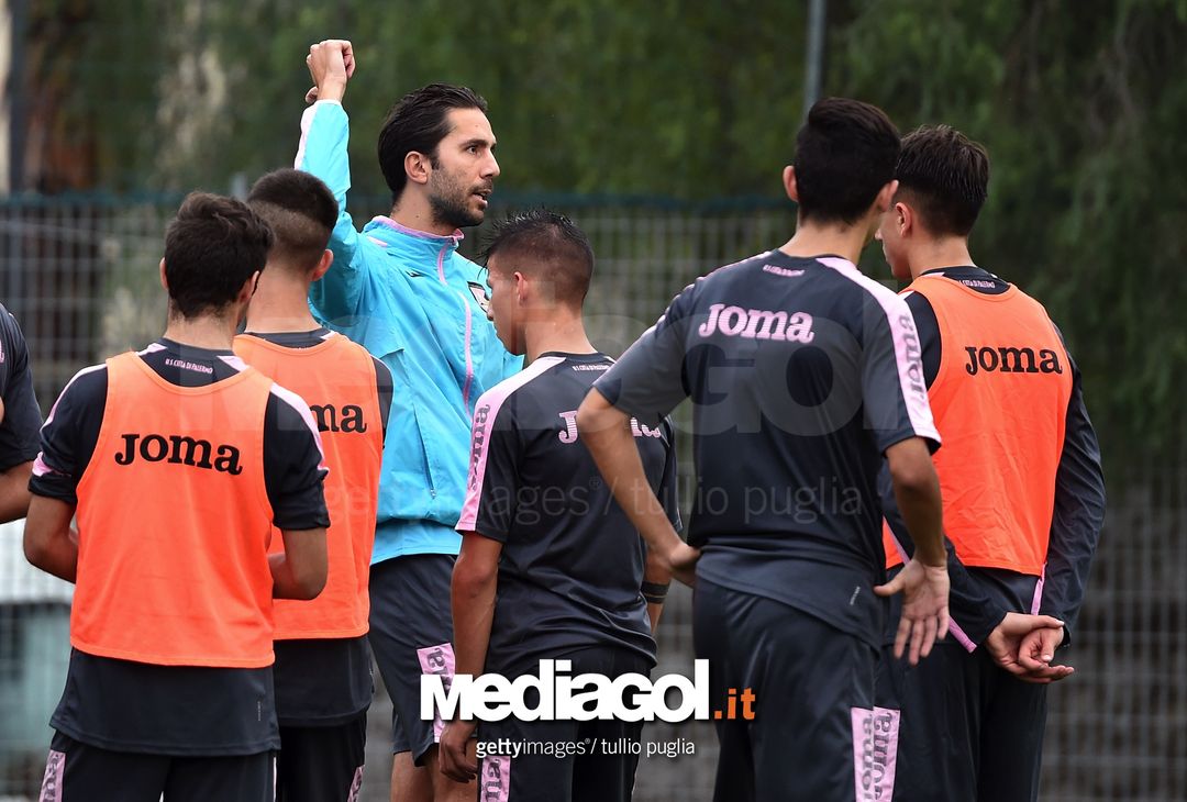  PALERMO, ITALY - NOVEMBER 16:  Head coach Giuseppe Scurto of US Citta' di Palermo juvenile team in action during a training session at Pietro Pisani sport sport center on November 16, 2016 in Palermo, Italy.  (Photo by Tullio M. Puglia/Getty Images) 