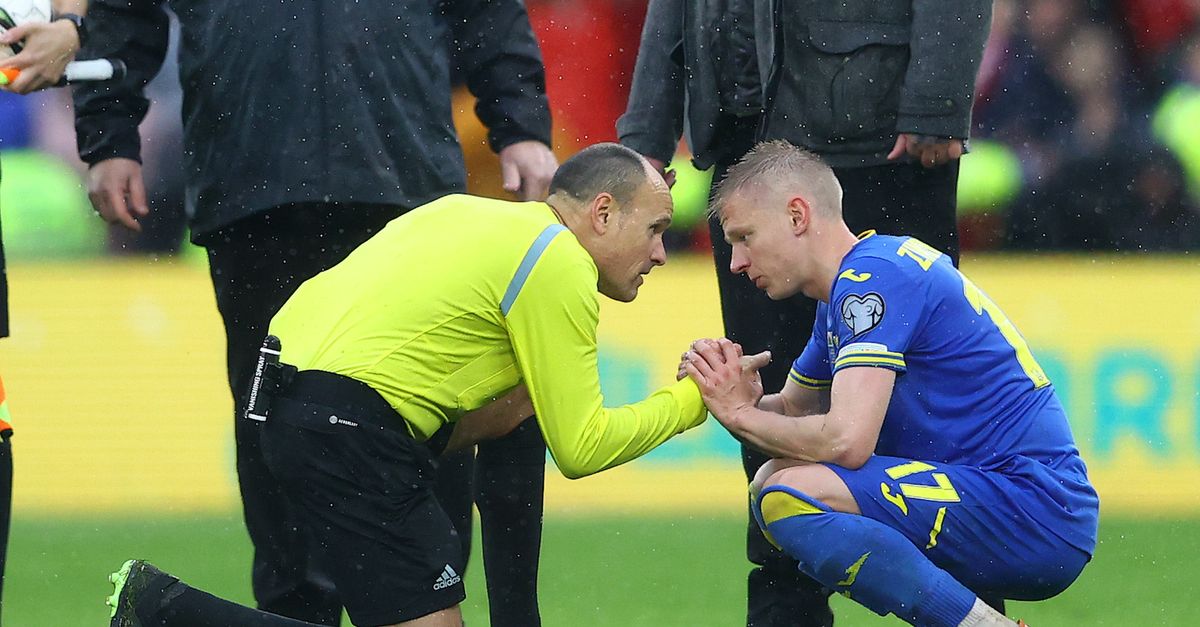 Ucraina, niente Mondiali Lahoz consola Zinchenko e compagni VIDEO