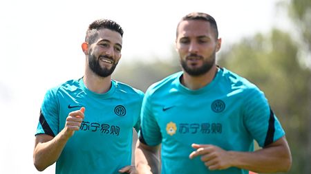 COMO, ITALY - MAY 19: Roberto Gagliardini of FC Internazionale smile during the FC Internazionale training session at the club's training ground Suning Training Center at Appiano Gentile on May 19, 2022 in Como, Italy. (Photo by Mattia Ozbot - Inter/Inter via Getty Images)