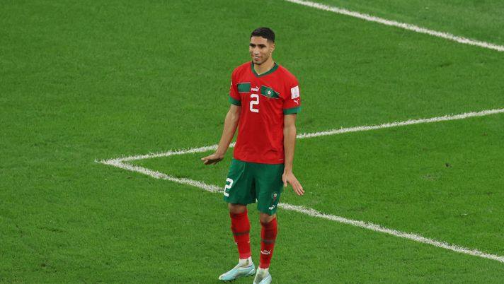 AL RAYYAN, QATAR - DECEMBER 06: Achraf Hakimi of Morocco celebrates after scoring the team's fourth and winning penalty in the penalty shoot out during the FIFA World Cup Qatar 2022 Round of 16 match between Morocco and Spain at Education City Stadium on December 06, 2022 in Al Rayyan, Qatar. (Photo by Alexander Hassenstein/Getty Images) Mbappé, lo spogliatoio ha deliberato: cambia soprannome da “Donatello” a “Pinguino”. E il francese approva - immagine 1