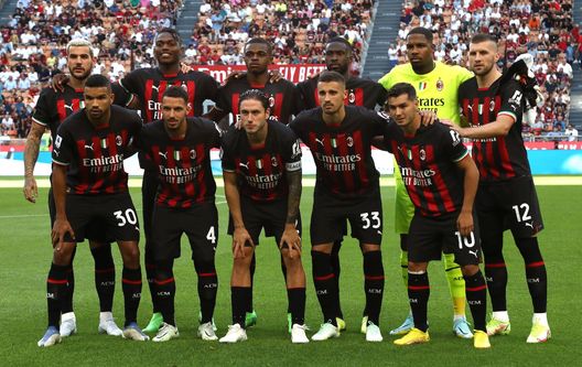 I giocatori rossoneri schierati al centro del campo prima di Milan-Udinese 4-2 (Serie A 2022-2023) | AC Milan News (Getty Images) AC Milan Milan-Udinese 4-2 Serie A 2022-2023