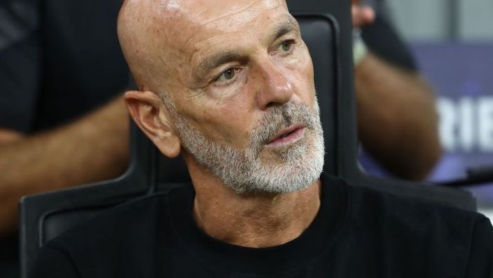 MILAN, ITALY - AUGUST 27: AC Milan coach Stefano Pioli looks on before the Serie A match between AC MIlan and Bologna FC at Stadio Giuseppe Meazza on August 27, 2022 in Milan, Italy. (Photo by Marco Luzzani/Getty Images) Pioli: “Leao, il club vuole proporre il rinnovo! Maignan non mi stupisce” - immagine 1
