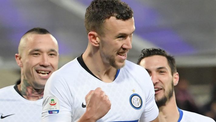 Inter Milan's Croatian midfielder Ivan Perisic (C) celebrates after scoring a penalty kick during the Italian Serie A football match Fiorentina vs Inter Milan on February 24, 2019 at the Artemio-Franchi stadium in Florence. (Photo by Tiziana FABI / AFP) (Photo credit should read TIZIANA FABI/AFP/Getty Images) Il rigorista dell’Inter può cambiare: Perisic promosso, anche col piede “opposto” - immagine 1