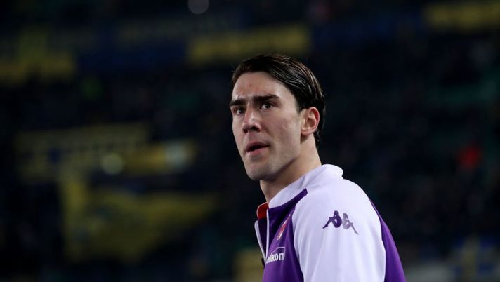 VERONA, ITALY - DECEMBER 22: Dusan Vlahovic of ACF Fiorentina looks on during the Serie A match between Hellas Verona and ACF Fiorentina at Stadio Marcantonio Bentegodi on December 22, 2021 in Verona, Italy. (Photo by Giuseppe Cottini/Getty Images) Di Marzio: “Vlahovic e la Juve a gennaio, la verità sull’affare: in lista c’è un altro nome” - immagine 1