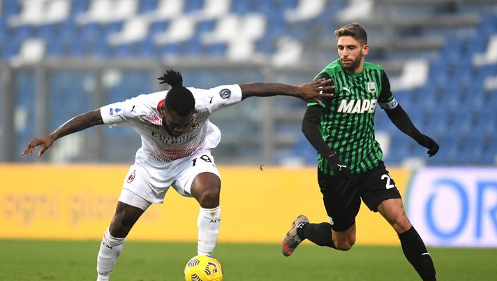 Franck Kessie e Domenico Berardi in un'azione di Sassuolo-Milan (Getty Images)