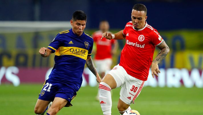 BUENOS AIRES, ARGENTINA - DECEMBER 09: Jorman Campuzano of Boca Juniors fights for the ball with Joao Peglow of Internacional during a round of sixteen second leg match of Copa CONMEBOL Libertadores between Boca Juniors and Internacional at Estadio Alberto J. Armando on December 09, 2020 in Buenos Aires, Argentina. (Photo by Agustin Marcarian-Pool/Getty Images) 