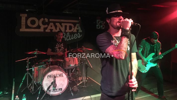 Osvaldo scatenato sul palco della Locanda Blues: “Il calcio mi fa schifo” – VIDEO 