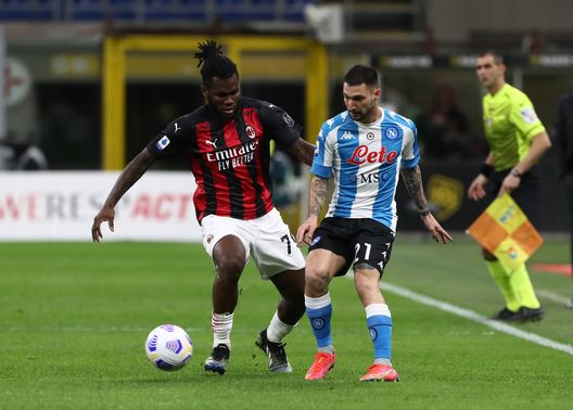 MILAN, ITALY - MARCH 14: Matteo Politano of Napoli is challenged by Franck Kessie of AC Milan during the Serie A match between AC Milan and SSC Napoli at Stadio Giuseppe Meazza on March 14, 2021 in Milan, Italy. Sporting stadiums around Italy remain under strict restrictions due to the Coronavirus Pandemic as Government social distancing laws prohibit fans inside venues resulting in games being played behind closed doors. (Photo by Marco Luzzani/Getty Images) 