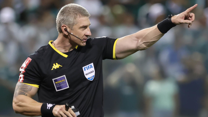 Sembra un wrestler ma è un arbitro: in Brasile il direttore di gara più muscoloso del mondo MUSCOLI E FISCHIETTOIN BRASILE