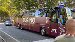 Video – Torino-Lazio: l’arrivo allo stadio del pullman granata