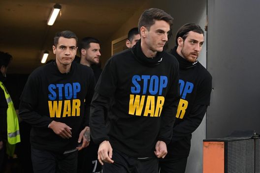 Getty Images Ucraina, Spezia in campo con una maglia con scritto “Stop War” - immagine 1