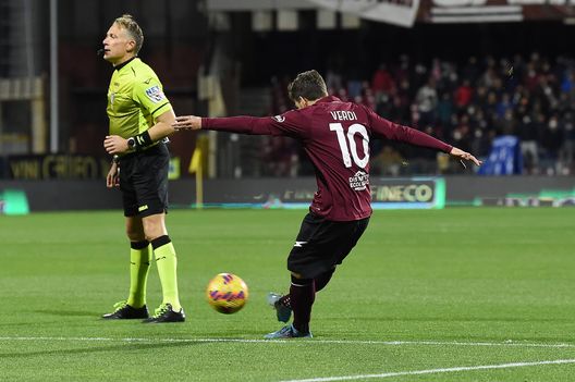 SALERNO, ITALY - FEBRUARY 07: Simone Verdi of US Salernitana scores the 1-0 goal during the Serie A match between US Salernitana and Spezia Calcio at Stadio Arechi on February 07, 2022 in Salerno, Italy. (Photo by Francesco Pecoraro/Getty Images) Siotto (SalernitanaNews): “Nicola? Molti lo vogliono anche in caso di Serie B”- immagine 3