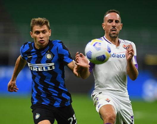 MILAN, ITALY - SEPTEMBER 26: Nicolo Barella of FC Internazionale competes for the ball with Franck Ribery of ACF Fiorentinaduring the Serie A match between FC Internazionale and ACF Fiorentina at Stadio Giuseppe Meazza on September 26, 2020 in Milan, Italy. (Photo by Claudio Villa - Inter/Inter via Getty Images) MILAN, ITALY - SEPTEMBER 26: Nicolo Barella of FC Internazionale competes for the ball with Franck Ribery of ACF Fiorentinaduring the Serie A match between FC Internazionale and ACF Fiorentina at Stadio Giuseppe Meazza on September 26, 2020 in Milan, Italy. (Photo by Claudio Villa - Inter/Inter via Getty Images)