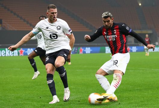 MILAN, ITALY - NOVEMBER 05: Theo Hernandez (R) of AC Milan competes for the ball with Sven Botman (L) of LOSC Lille during the UEFA Europa League Group H stage match between AC Milan and LOSC Lille at San Siro Stadium on November 5, 2020 in Milan, Italy. (Photo by Marco Luzzani/Getty Images) MILAN, ITALY - NOVEMBER 05: Theo Hernandez (R) of AC Milan competes for the ball with Sven Botman (L) of LOSC Lille during the UEFA Europa League Group H stage match between AC Milan and LOSC Lille at San Siro Stadium on November 5, 2020 in Milan, Italy. (Photo by Marco Luzzani/Getty Images)