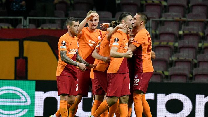 ISTANBUL, TURKEY - SEPTEMBER 16: Olimpiu Morutan of Galatasaray celebrates an opening goal with his team mates during the UEFA Europa League group E match between Galatasaray and Lazio Roma at Turk Telekom Arena on September 16, 2021 in Istanbul, Turkey. (Photo by Marco Rosi - SS Lazio/Getty Images) Lazio, il Galatasaray chiede la vittoria a tavolino contro la Lokomotiv! - immagine 1