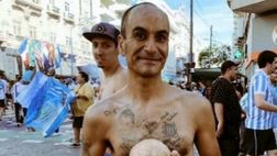 Allo stadio con un teschio in mano