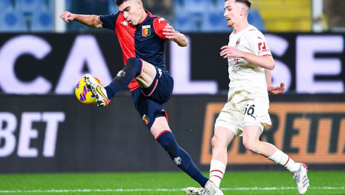 GENOA, ITALY - DECEMBER 1: Johan Vasquez of Genoa (L) and Alexis Saelemaekers of Milan vie for the ball during the Serie A match between Genoa CFC and AC Milan at Stadio Luigi Ferraris on December 1, 2021 in Genoa, Italy. (Photo by Getty Images) Cremonese, preso un difensore e in lista c’è un altro nome dal Sassuolo per Alvini - immagine 1