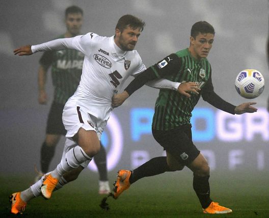 REGGIO NELL'EMILIA, ITALY - OCTOBER 23: Karol Linetty of Torino FC competes for the ball with Giacomo Raspadori of US Sassuolo during the Serie A match between US Sassuolo and Torino FC at Mapei Stadium - Città del Tricolore on October 23, 2020 in Reggio nell'Emilia, Italy. (Photo by Alessandro Sabattini/Getty Images) REGGIO NELL'EMILIA, ITALY - OCTOBER 23: Karol Linetty of Torino FC competes for the ball with Giacomo Raspadori of US Sassuolo during the Serie A match between US Sassuolo and Torino FC at Mapei Stadium - Città del Tricolore on October 23, 2020 in Reggio nell'Emilia, Italy. (Photo by Alessandro Sabattini/Getty Images)